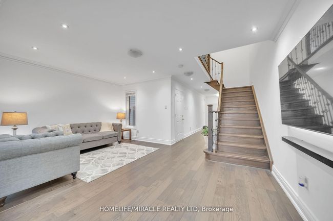 93 Crystal Glen Cres, House attached with 4 bedrooms, 4 bathrooms and 2 parking in Brampton ON | Image 11