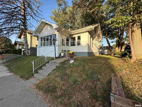 2215 Grand Ave, Davenport, IA, 52803-3058 | Card Image