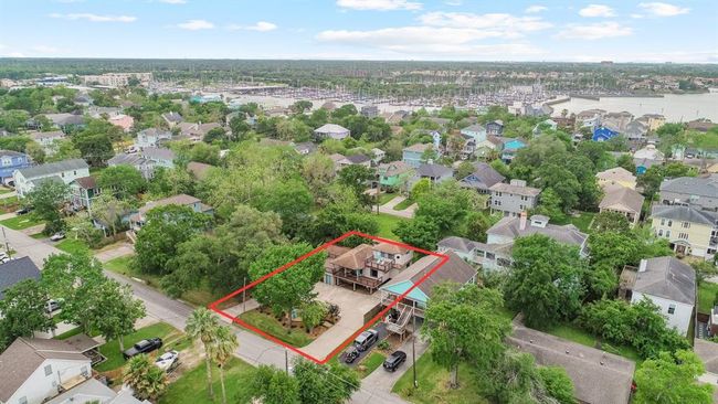 Notice the spacious lot and wide circle drive | Image 40