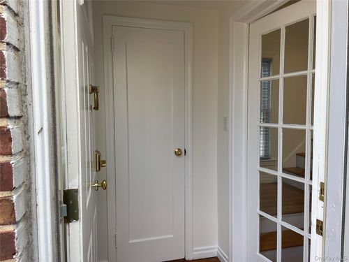 8 Cameron Ln, Valley Stream, NY, 11581-1708 | Card Image