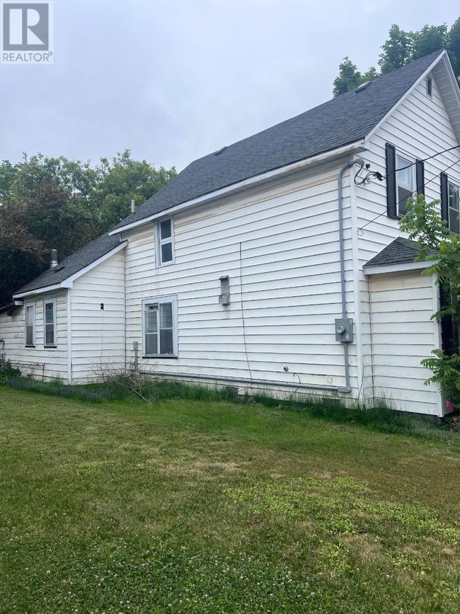 122 Pilgrim St, Home with 5 bedrooms, 2 bathrooms and null parking in Sault Ste. Marie ON | Image 4