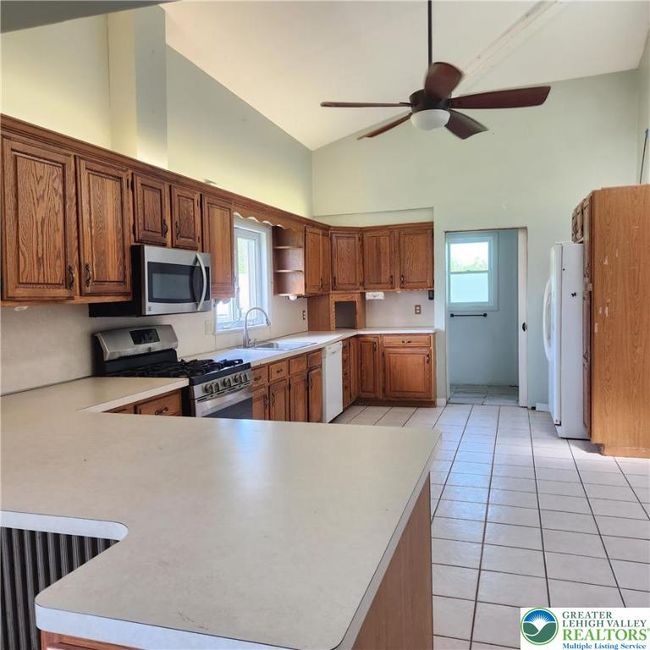 2357 Spring St, House other with 6 bedrooms, 2 bathrooms and null parking in Coplay PA | Image 8