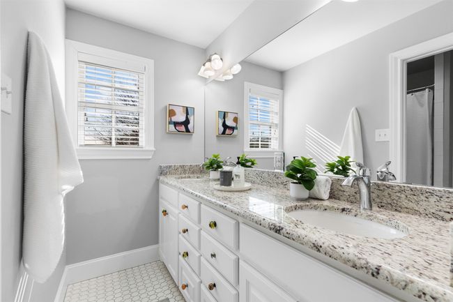 Upstairs full bath | Image 21