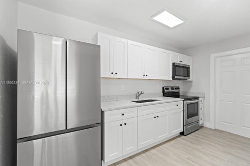 812 32nd St, West Palm Beach, FL, 33407-5006 | Card Image