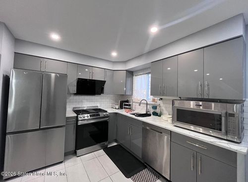 17 Courtney Loop, Staten Island, NY, 10305-3152 | Card Image