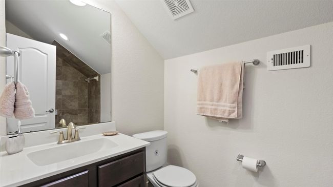 Upstairs Full Bathroom | Image 21