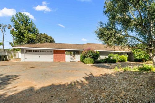 1060 Evergreen Ln, Vista, CA, 92084-1013 | Card Image