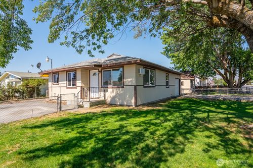 2104 W Spruce St, Moses Lake, WA, 98837-2853 | Card Image