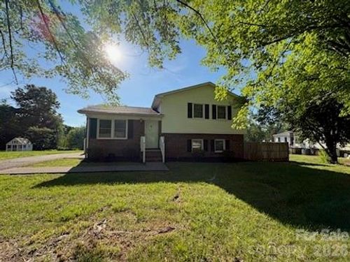 122 Wallace St, Boonville, NC, 27011-9330 | Card Image