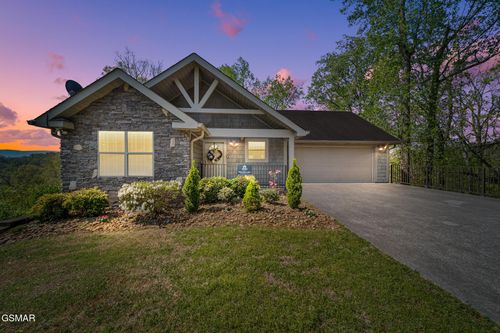 405 Maggie Mack Ln, Sevierville, TN, 37862-4533 | Card Image