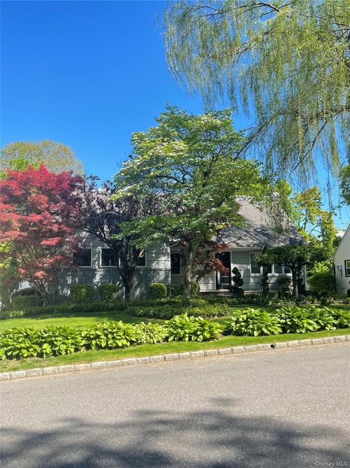 7 Henry St, Great Neck, NY, 11023-1112 | Card Image