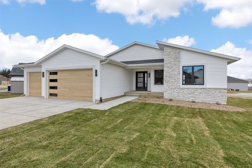 717 Pointer Cir, Center Point, IA, 52213-9390 | Card Image