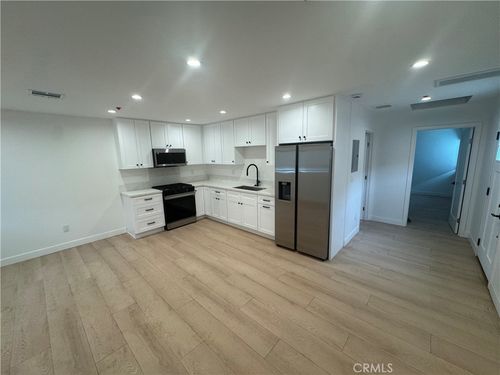 8203 Greenbush Ave, Panorama City, CA, 91402-5514 | Card Image