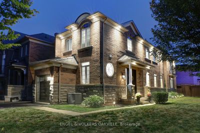 3449 Robin Hill Cir, Home with 3 bedrooms, 4 bathrooms and 2 parking in Oakville ON | Image 1