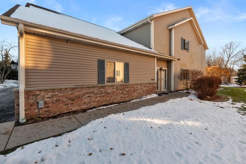 2105 Pine Ridge Ct, Grafton, WI, 53024-3113 | Card Image