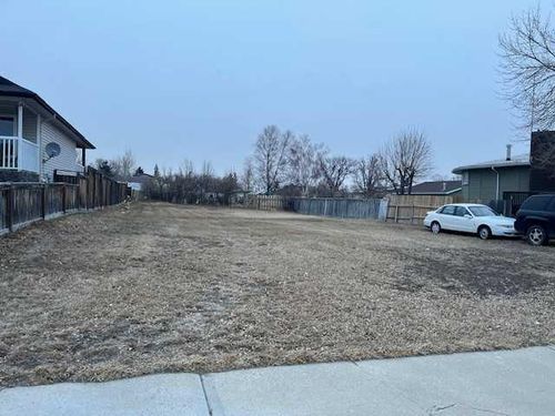 427 3 Ave W, Cardston, AB, T0K0K0 | Card Image
