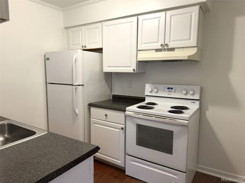 27048 Winchester St, Brownstown Twp, MI, 48183-4853 | Card Image