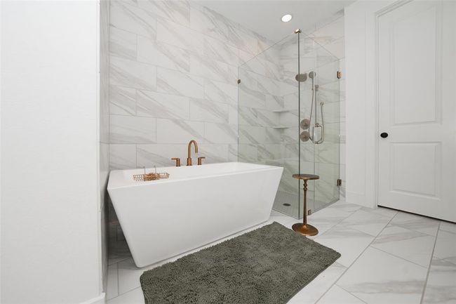 Elegant shower with premium finishes. | Image 25