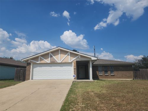 3241 Yorktown Dr, Forest Hill, TX, 76140-1935 | Card Image