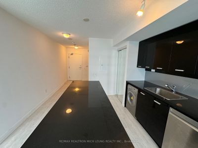 909B - 19 Singer Crt, Condo with 0 bedrooms, 1 bathrooms and null parking in North York ON | Image 3