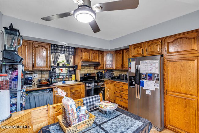 662 Avenue E, Home with 5 bedrooms, 3 bathrooms and null parking in Bayonne NJ | Image 6