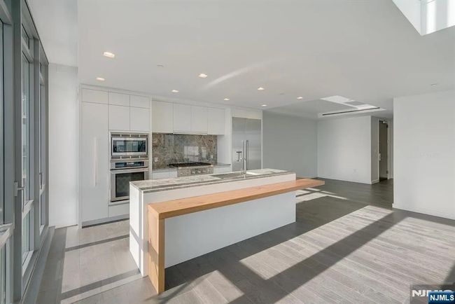 320 Adolphus Ave, Condo with 3 bedrooms, 4 bathrooms and null parking in Cliffside Park NJ | Image 7