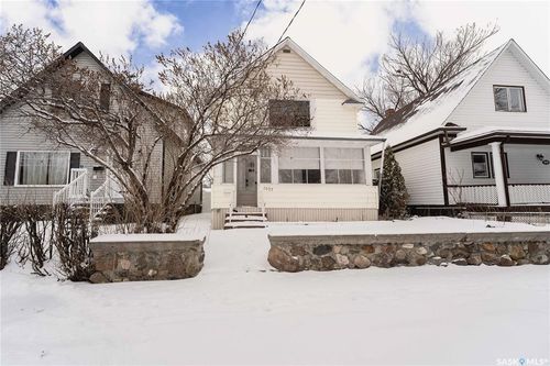 1037 3rd Ave Ne, Moose Jaw, SK, S6H1E6 | Card Image