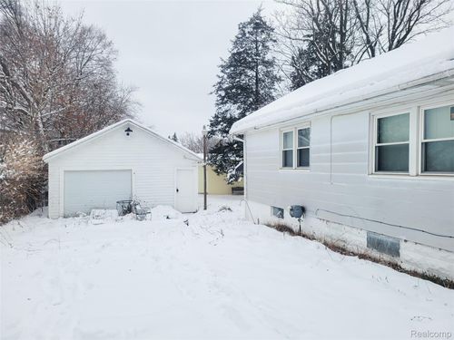 1031 E Pine Ave, Mount Morris, MI, 48458-1607 | Card Image