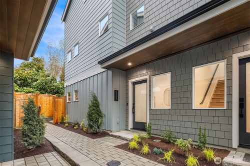 533 N 70th St, Seattle, WA, 98103-5122 | Card Image