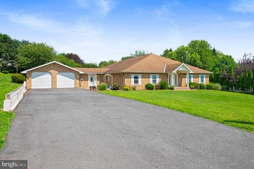 242 Schoeneck Ave, Nazareth, PA, 18064-1221 | Card Image