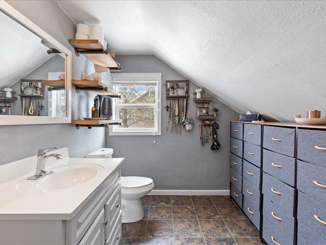 Upstairs bathroom | Image 20