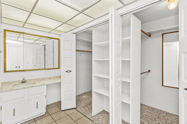 Bonus dressing/vanity area | Image 14