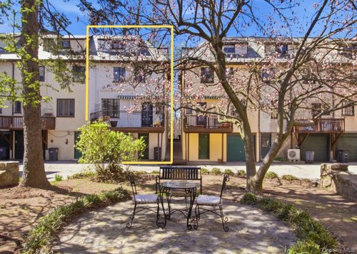 8 Parkway Dr, Pelham, NY, 10803-1809 | Card Image