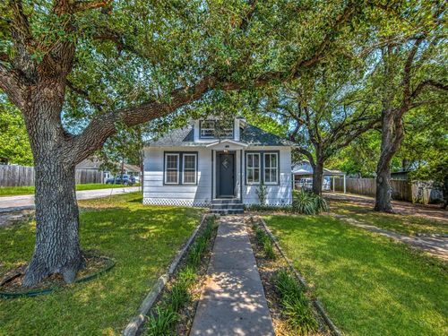 319 N Cochran St, Bellville, TX, 77418-1310 | Card Image
