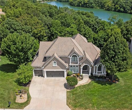8190 Shoreline Dr, Parkville, MO, 64152-6221 | Card Image