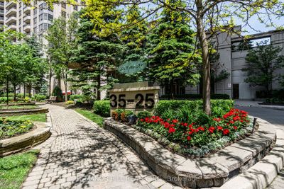 2205 - 35 Kingsbridge Garden Cir, Condo with 2 bedrooms, 2 bathrooms and 1 parking in Mississauga ON | Image 1