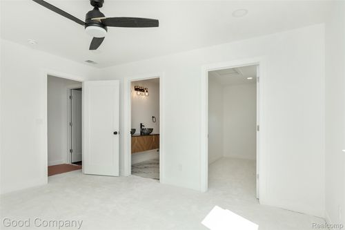 392 S Squirrel Rd, Auburn Hills, MI, 48326-3257 | Card Image