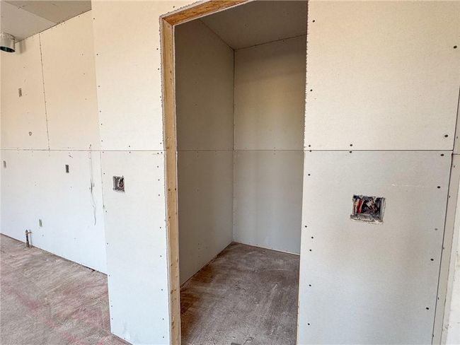 Walk-in Pantry | Image 14