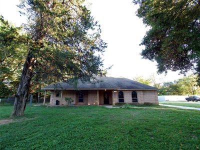 View of front facade with a front lawn | Image 1