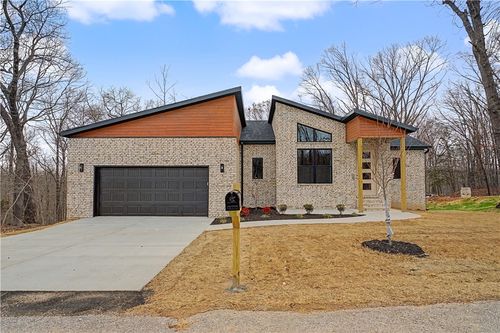 2 Celtic Ln, Bella Vista, AR, 72714-3918 | Card Image