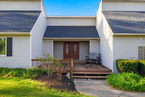 2411 Wixom Trl, Milford, MI, 48381-2568 | Card Image