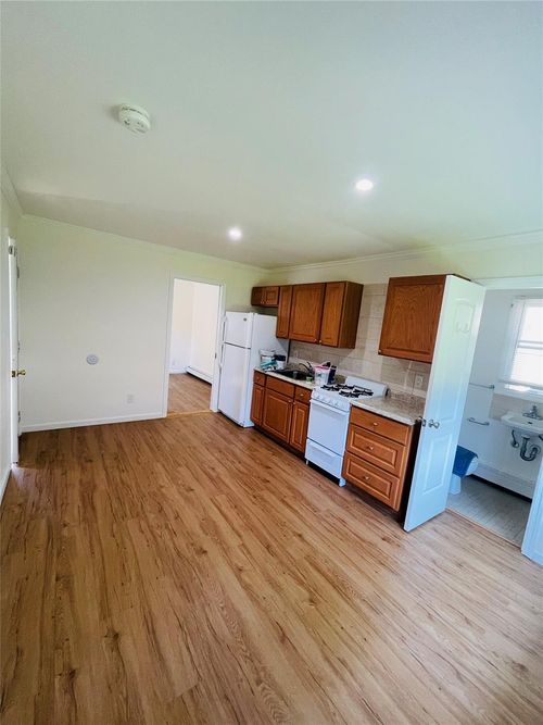 10 Homecrest Ave, Huntingtn Sta, NY, 11746-3724 | Card Image