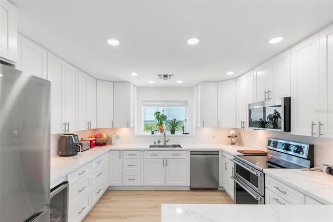 1659 Long Beach Dr, House other with 3 bedrooms, 2 bathrooms and null parking in Big Pine Key FL | Image 5