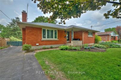 5039 Portage Rd, House other with 3 bedrooms, 2 bathrooms and 3 parking in Niagara Falls ON | Image 1