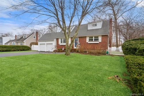 44 Robinson St, Shoreham, NY, 11786-1840 | Card Image