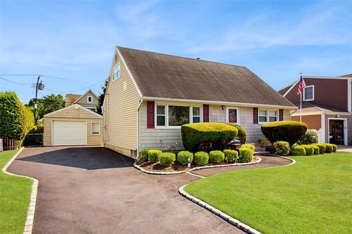 42 Plainfield Rd, Albertson, NY, 11507-1422 | Card Image