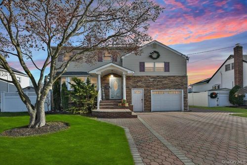 359 Park Ln, Massapequa Park, NY, 11762-1427 | Card Image