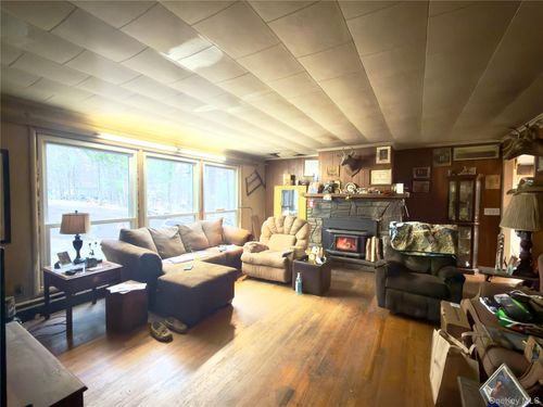 6 Pine Tree Ln, Hyde Park, NY, 12538-2111 | Card Image