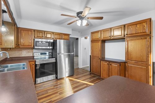 7042 Corunna Rd, Swartz Creek, MI, 48473-9711 | Card Image