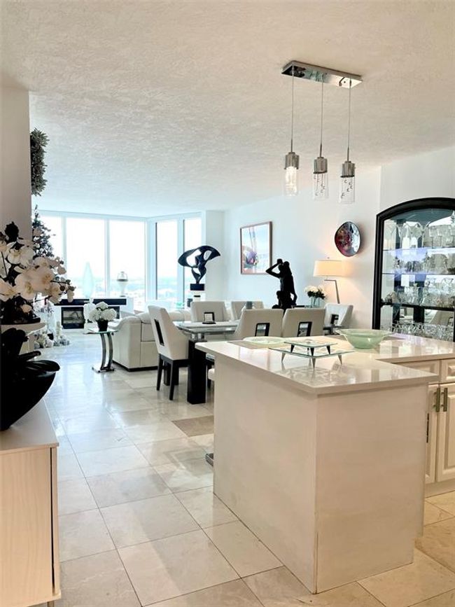 UNIT-2312 - 1 Beach Dr Se, Condo with 2 bedrooms, 2 bathrooms and null parking in ST PETERSBURG FL | Image 6